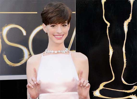 Anne Hathaway pide disculpas por su vestido en los Oscar